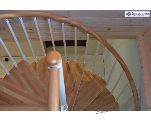 Винтовая лестница Кама сегментированный поручень накладки на ступени бук D1600 H=4180