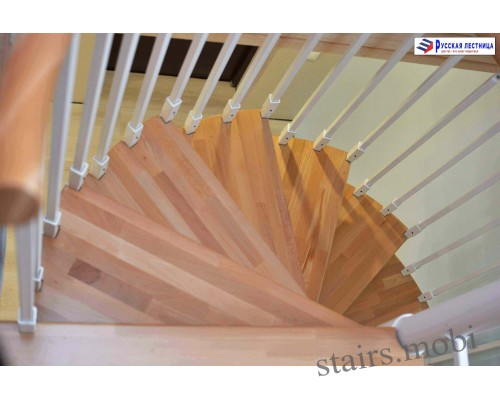 Винтовая лестница Кама сегментированный поручень накладки на ступени бук D1600 H=4390
