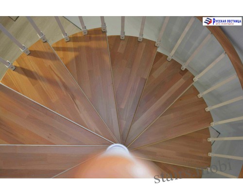 Винтовая лестница Кама сегментированный поручень накладки на ступени бук D1200 H=3550
