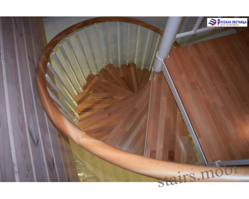 Винтовая лестница Кама сегментированный поручень накладки на ступени бук D1200 H=3550