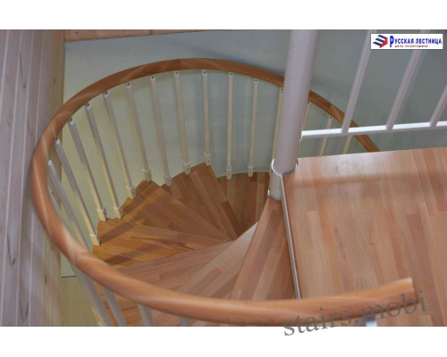 Винтовая лестница Кама сегментированный поручень накладки на ступени бук D1400 H=2920