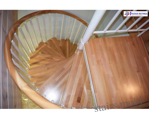 Винтовая лестница Кама сегментированный поручень накладки на ступени бук D1400 H=4600
